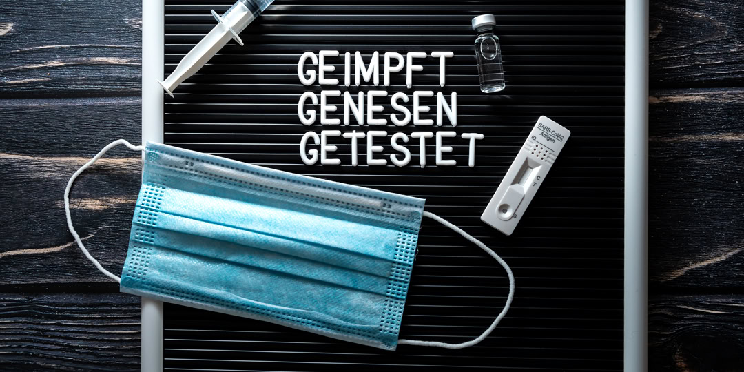 Darstellung von Corona-Schutzmaßnahmen (Maske, Test, Impfung)