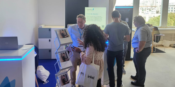 Interflex-Mitarbeiter am Messestand auf dem AVTECH Summit 2024 im Gespräch mit Interessenten