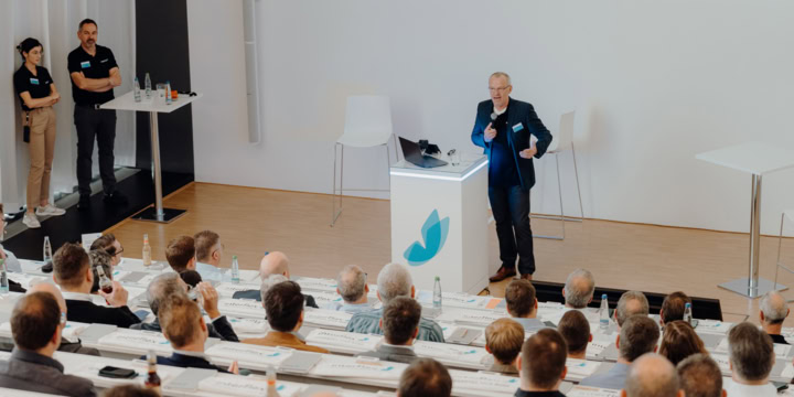 Interflex Managing Director Bernhard Sommer gives a welcome speech to the participants of the Customer Solution Day.