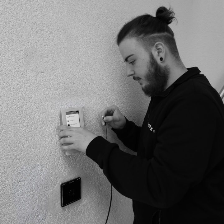 Azubi Francesco während der Ausbildung zum IT-System-Elektroniker