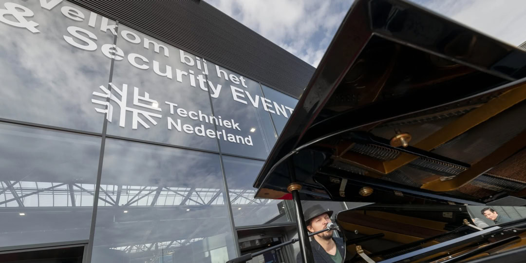Firesafety & Security event in de Brabanthallen met een pianist/zanger op de voorgrond - entertainment bij aankomst