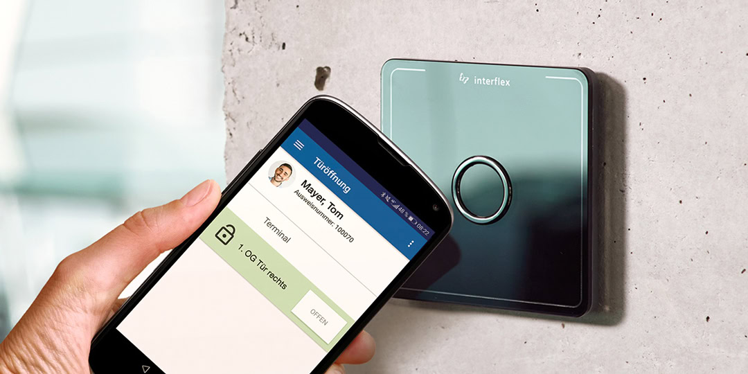 Smartphone with access control app on the display is held up to the Interflex access terminal IF-800.