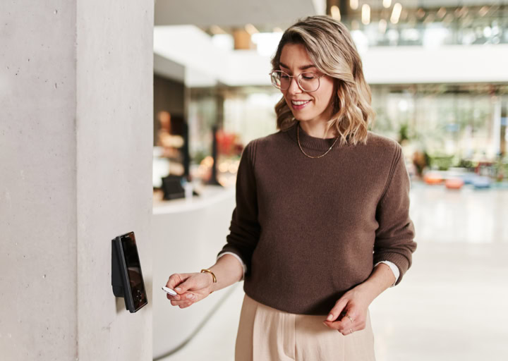 IF-800 an Wand moniert