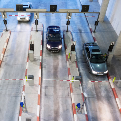 Mehrere Pkw fahren ins Parkhaus hinein