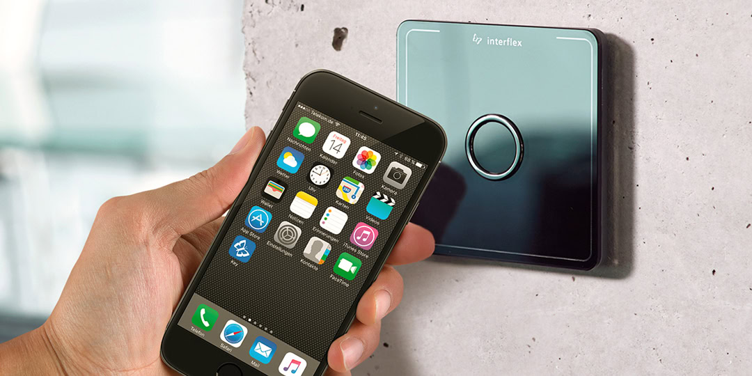 Smartphone met Interflex key app op het display wordt tegen de Interflex IF-800 toegangsterminal gehouden