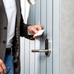 RFID-Ausweiskarte an Interflex-Schließkomponente