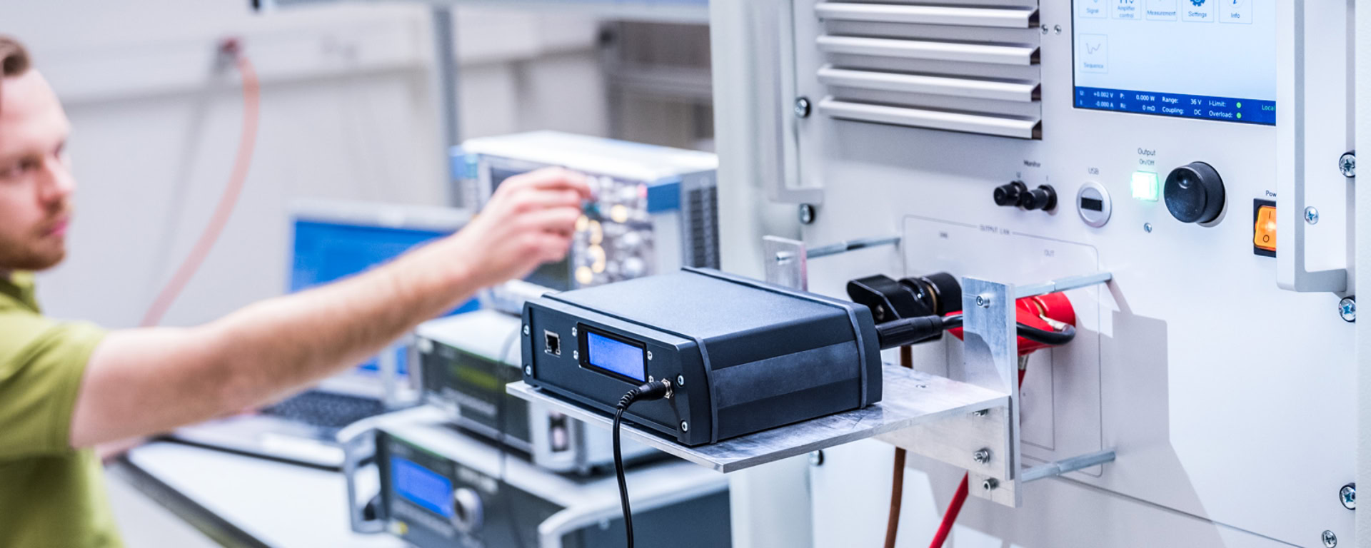 Technicus test elektronische apparaten in een laboratorium op de testbank