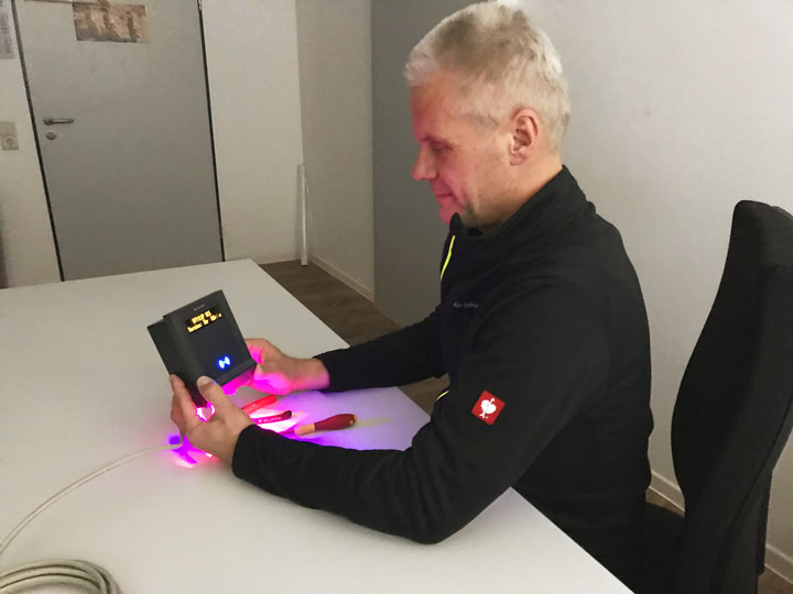 Wanneer het licht het duister doorbreekt … 1 Interflex-Mitarbeiter sitzt am Schreibtisch und hält Interflex-Produkt in den Händen