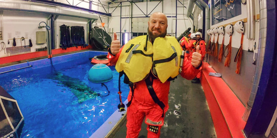 Interflex-Mitarbeiter am Wasserbecken im Trainingscenter von RelyOn Nutec