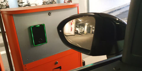 Interflex-Zutrittsterminal an Schranke im Parkhaus