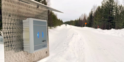 Schranke mit Interflex-Zutrittsterminal an schneebedeckter Straße
