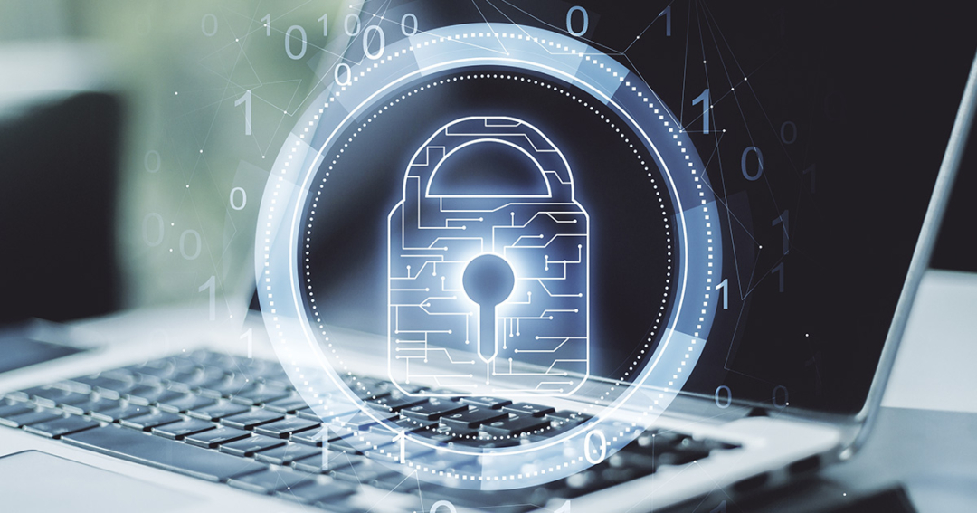 Mann am Laptop mit Bild eines stilisierten Zahlenschlosses auf dem Monitor