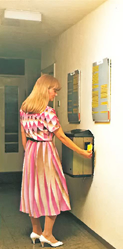 Vrouw in kantoorgang registreert werktijd op Interflex tijdregistratieterminal