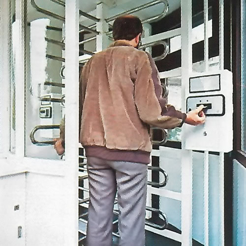 Man bij het draaikruis gebruikt toegangsterminal van Interflex