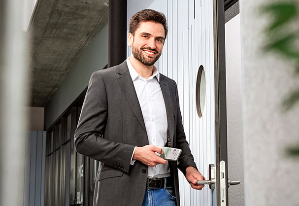 Man opent deur met smartphone dankzij Interflex Opendor-technologie (IF-271)